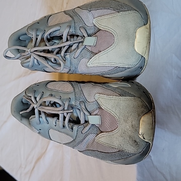 Yeezy sneakers - Picture 3 of 5
